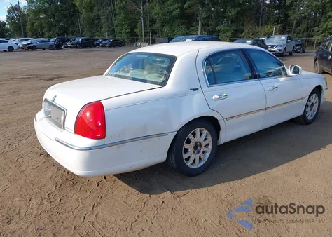 2009 Lincoln Town Car Signature Limited from USA, damaged, VIN 2LNHM82V09X633512